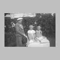 027-0065 Auguste Neumann mit ihren Kindern und der Freundin von Irmgard, Ulla Conrad .JPG